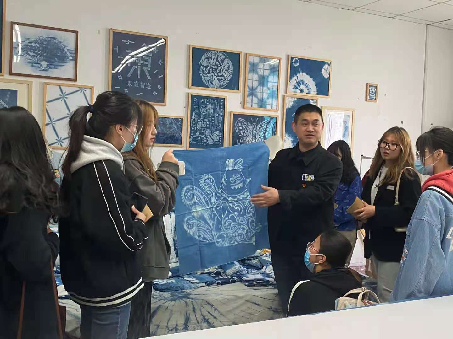 攜手并進，共繪藝設新篇——江蘇大學藝術學院師生赴藝術設計學院考察交流活動紀實